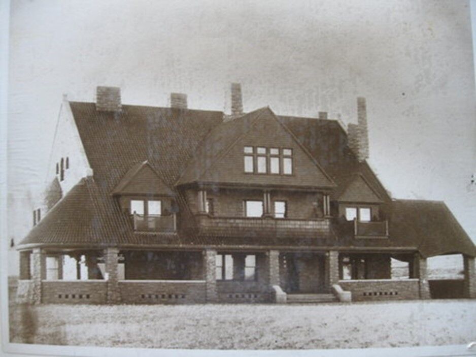Explore museums: B&W of Frank House